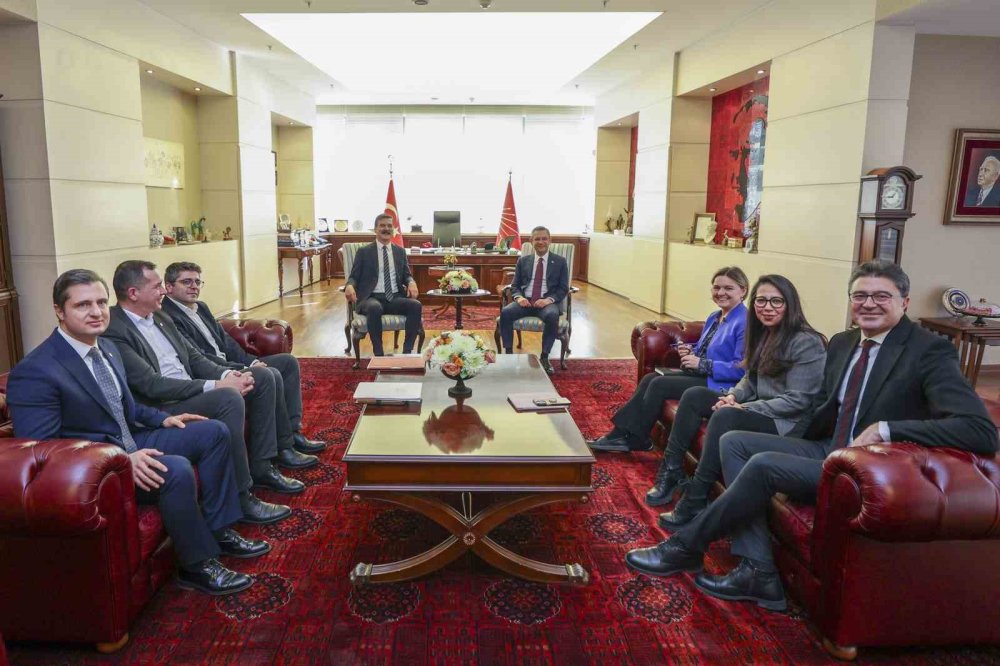 CHP Genel Başkanı Özel, TİP Genel Başkanı Baş ile aynı karede!