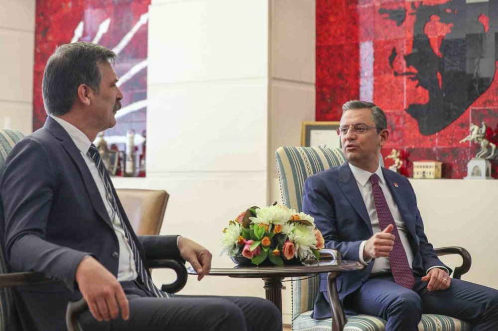 CHP Genel Başkanı Özel, TİP Genel Başkanı Baş ile aynı karede!