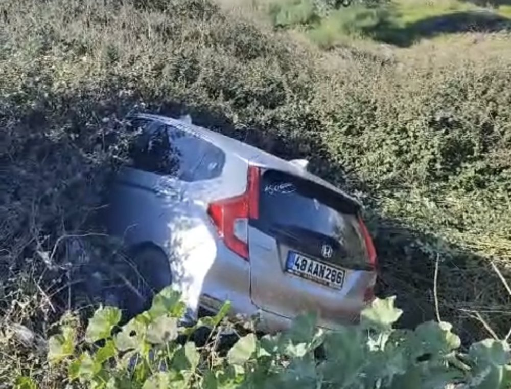 Direksiyon hakimiyetini kaybetti, şarampole uçtu...