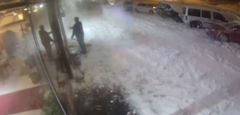 Kefeni son anda yırttı! Bakın ne oldu...