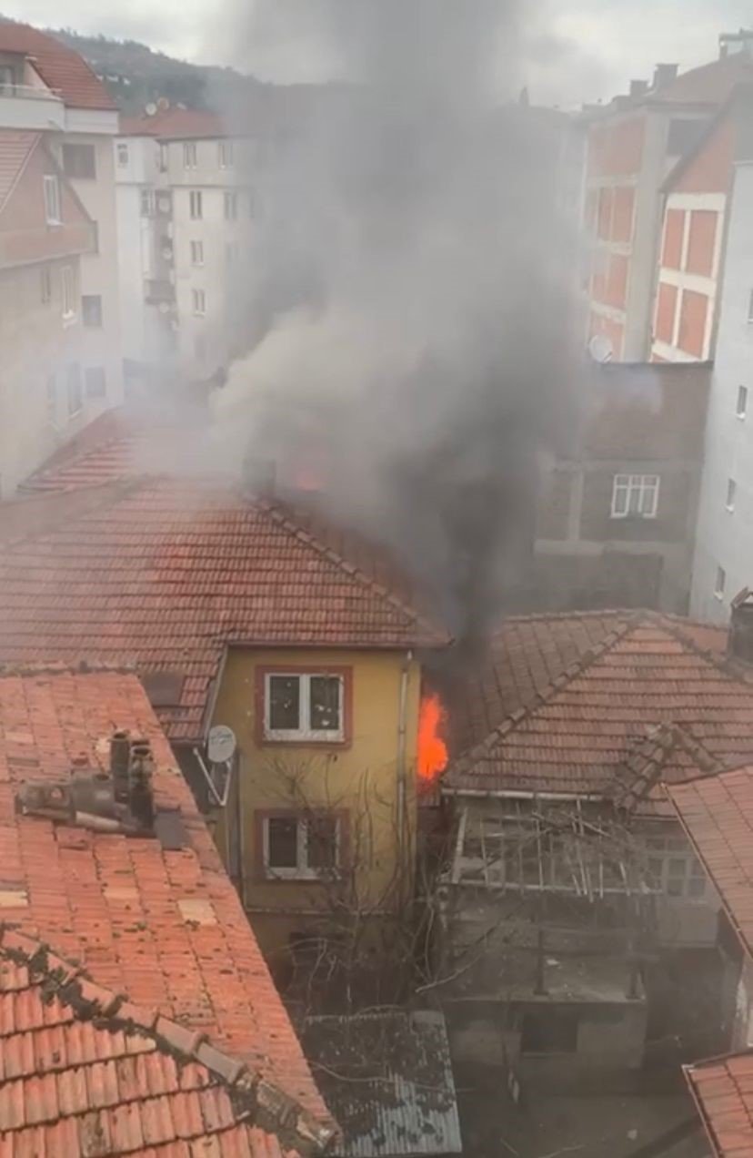 Ahşap evde yangın! Artık kullanılamıyor...