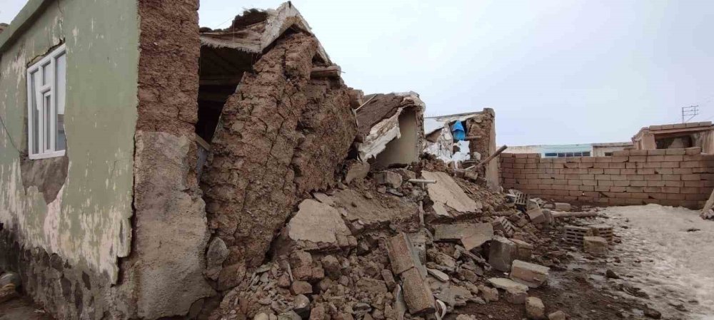 Evde ölmekten son anda kurtuldu! Dam çöktü...