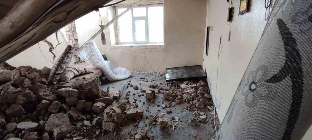 Evde ölmekten son anda kurtuldu! Dam çöktü...