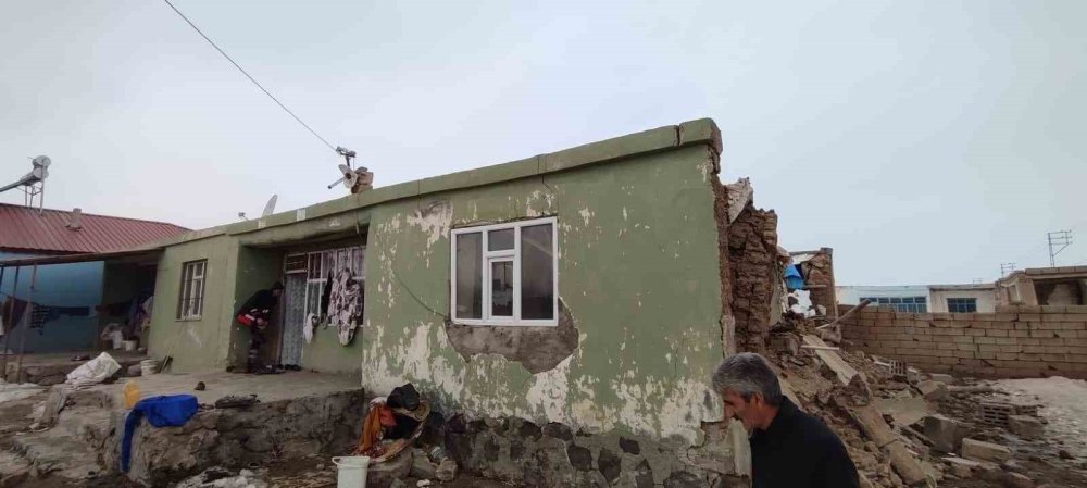 Evde ölmekten son anda kurtuldu! Dam çöktü...