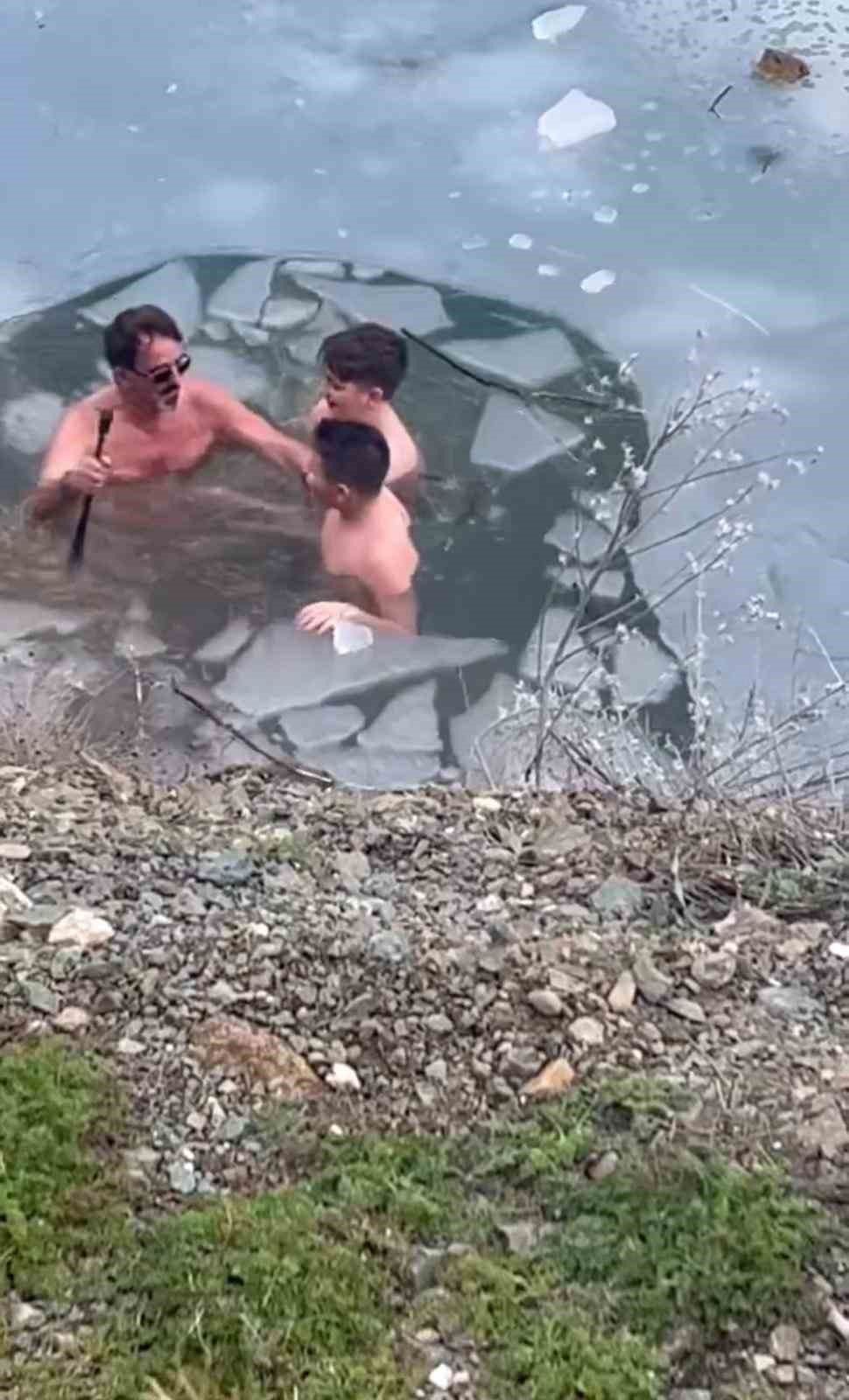 Korku dolu anlar! Gölette fotoğraf çektiriyordu, buz kırıldı...