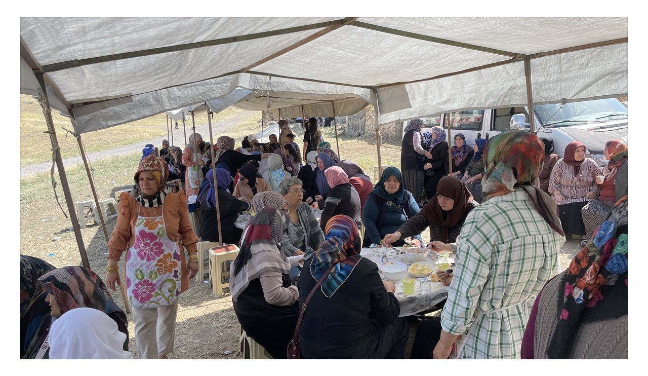 aa-20240618-34908881-34908876-oglunun-25-yil-sonra-sehit-sayilmasi-uzerine-mahalleliye-yemek-ikram-etti.jpg