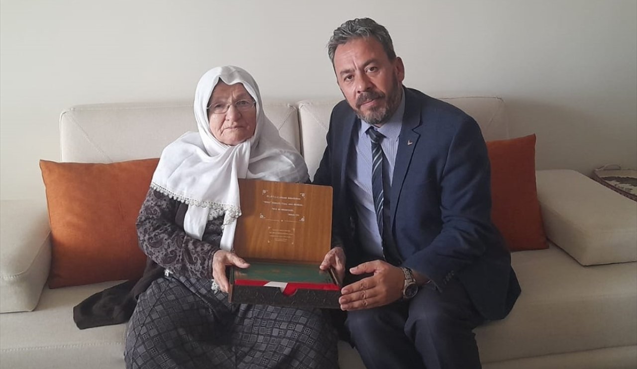 aa-20240618-34908881-34908879-oglunun-25-yil-sonra-sehit-sayilmasi-uzerine-mahalleliye-yemek-ikram-etti.jpg