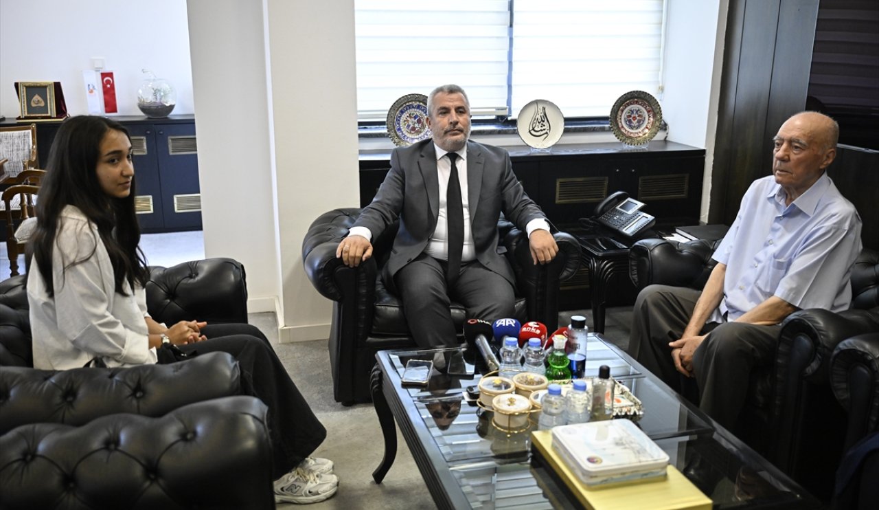 aa-20240705-35057466-35057465-osym-baskani-ersoy-yksnin-en-genc-ve-en-yasli-adaylarini-agirladi.jpg