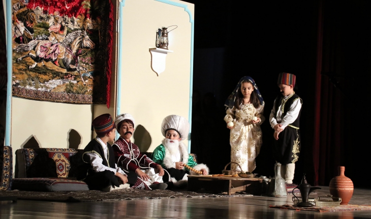 cocuklar-fikralari-sahnede-canlandirdi-b.jpg