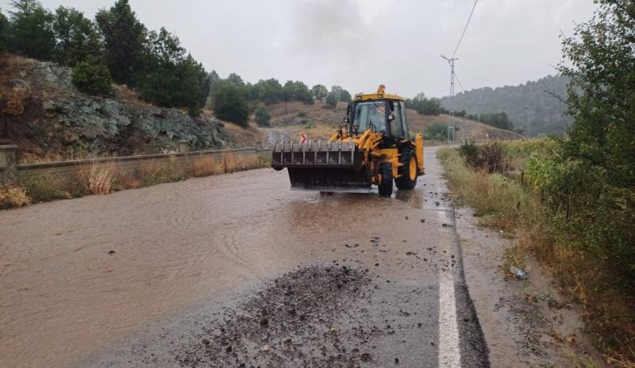 konyada-saganak-sele-neden-oldu-mahalle-yolu-ulasima-kapandi-1.jpeg