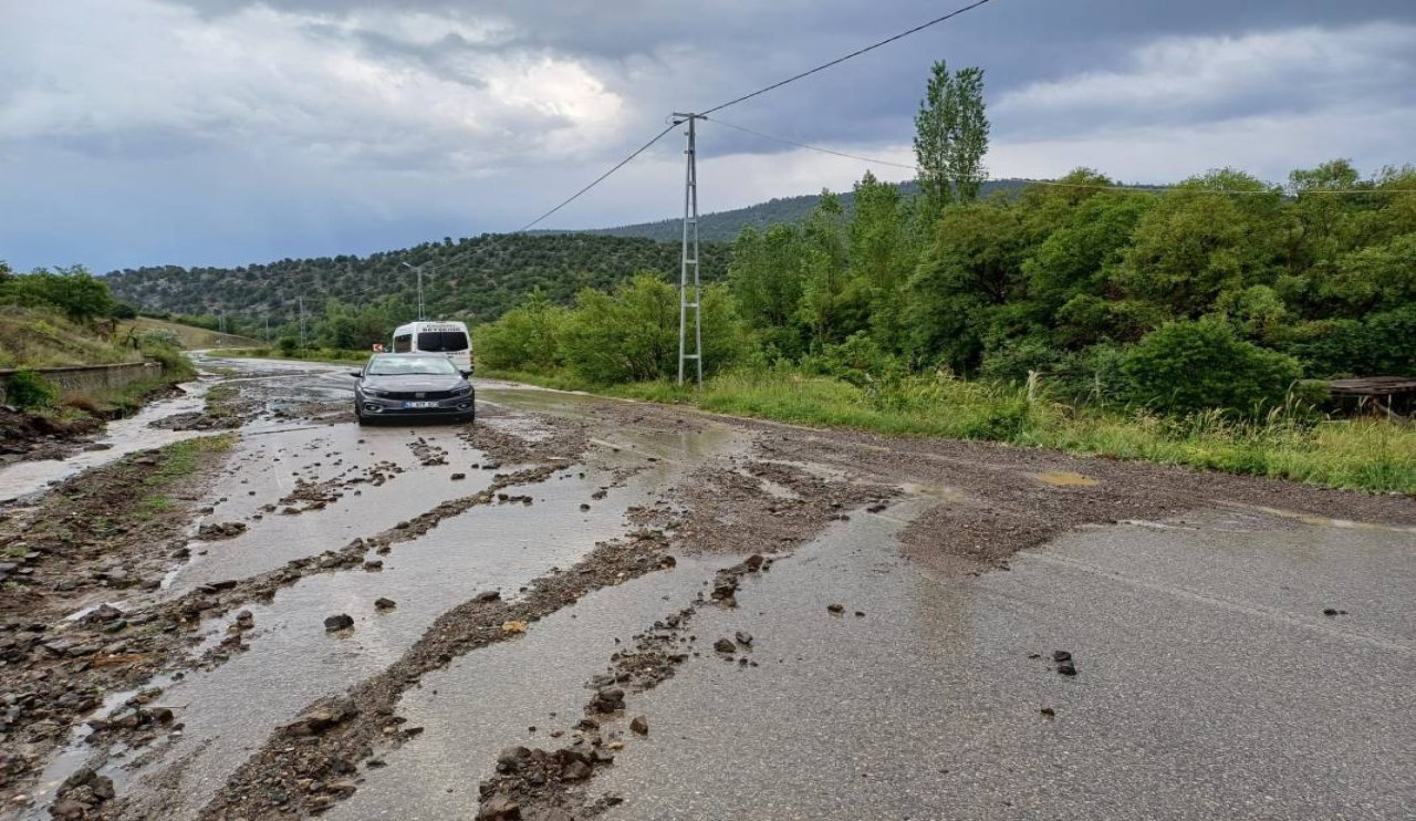 konyada-saganak-sele-neden-oldu-mahalle-yolu-ulasima-kapandi-6.jpeg