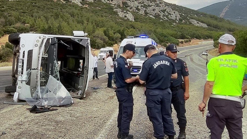 Midibüs devrildi! Can pazarı yaşanıyor...