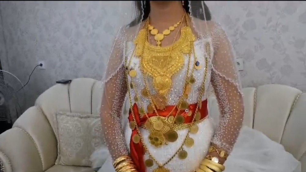 Düğünde rekor takı taktılar! Altın ve para bavullarla taşındı! İşte rakam