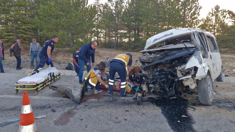 Katliam gibi kaza! Biri çocuk 3 ölü, 13 yaralı