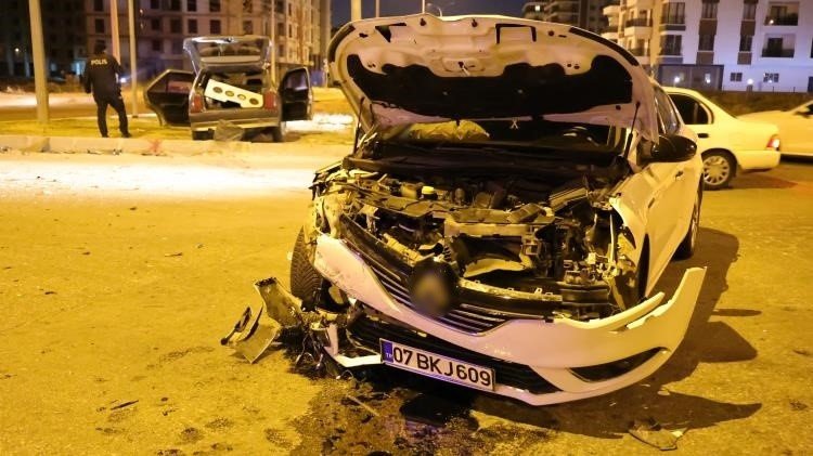 Kavşakta feci kaza! 7 yaralı