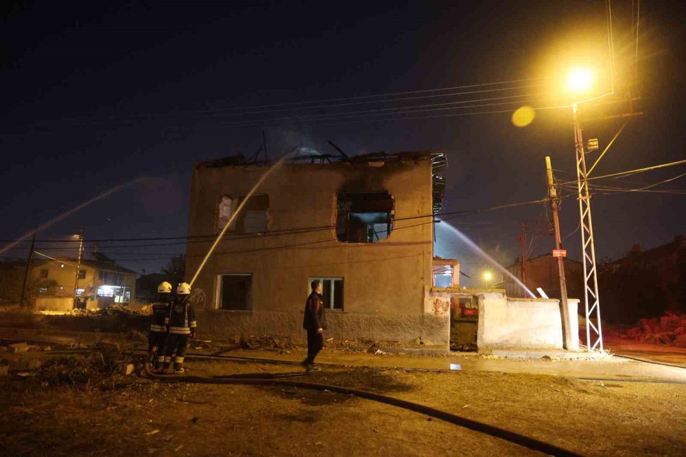 Konya’da korkutan yangın! Aynı sokakta üç ev yandı