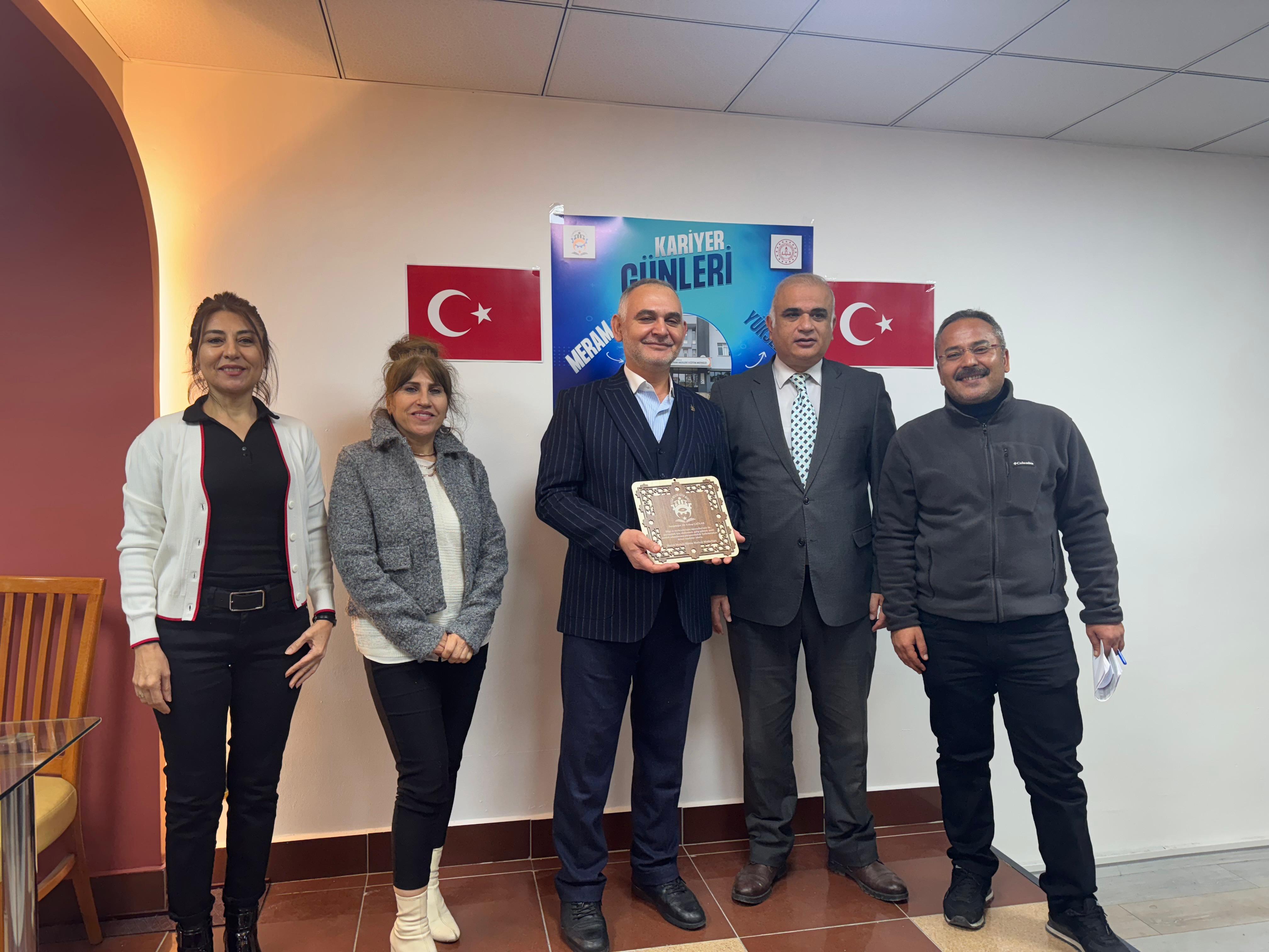 meram-mesleki-egitim-merkezi-kurum-muduru-ozkan-buyuksu-is-insanlarina-plaket-verirken-2.jpg