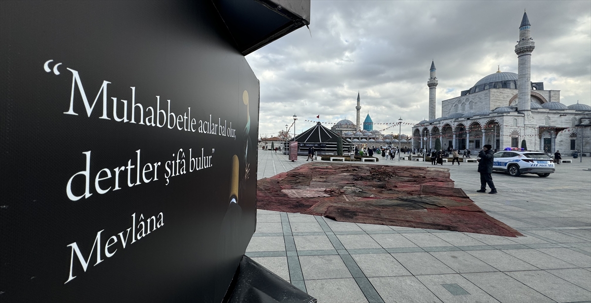 aa-20241214-36480712-36480705-gazzedeki-yikima-mevlana-meydanina-serdikleri-halilarla-dikkati-cekiyorlar.jpg