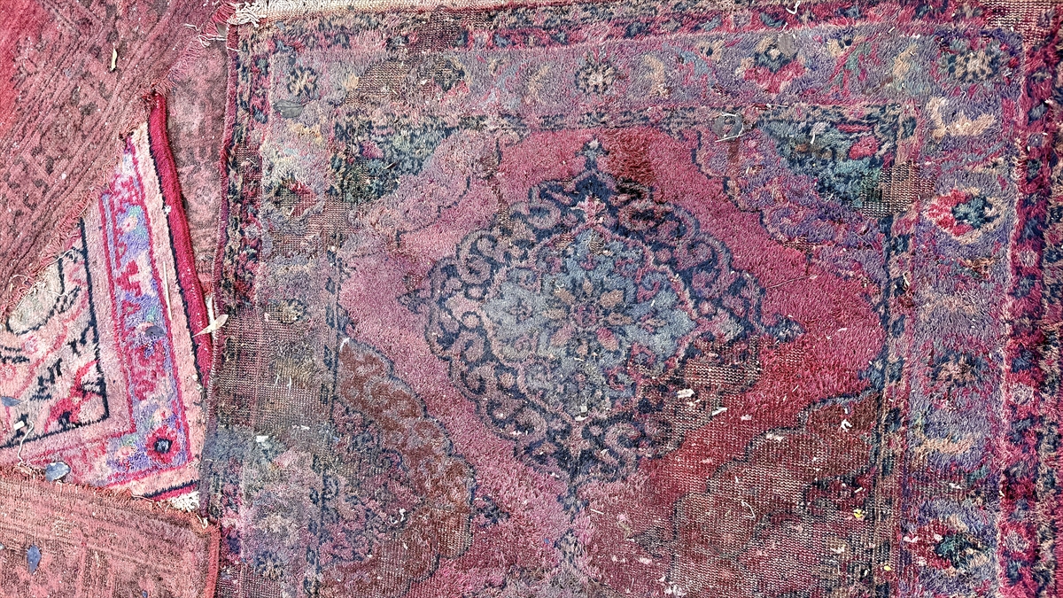 aa-20241214-36480712-36480706-gazzedeki-yikima-mevlana-meydanina-serdikleri-halilarla-dikkati-cekiyorlar.jpg