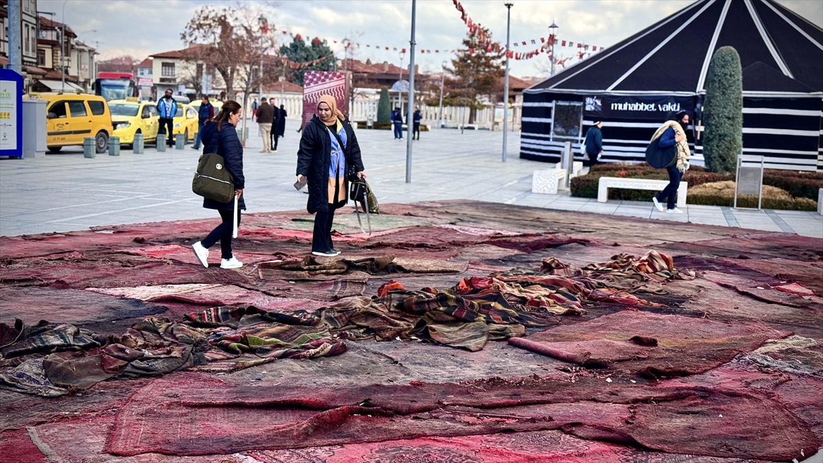 aa-20241214-36480712-36480708-gazzedeki-yikima-mevlana-meydanina-serdikleri-halilarla-dikkati-cekiyorlar.jpg