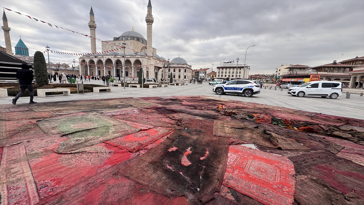 aa-20241214-36480712-36480710-gazzedeki-yikima-mevlana-meydanina-serdikleri-halilarla-dikkati-cekiyorlar.jpg
