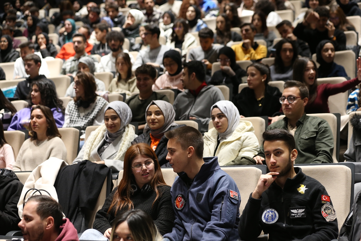 aa-20241217-36509691-36509689-soloturk-pilotlari-konyada-universiteli-genclerle-bulustu.jpg