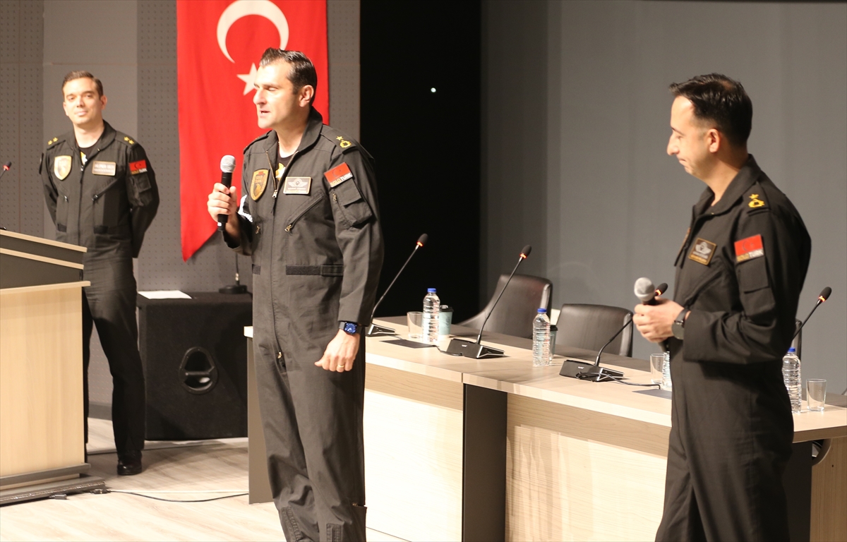 aa-20241217-36509691-36509690-soloturk-pilotlari-konyada-universiteli-genclerle-bulustu.jpg