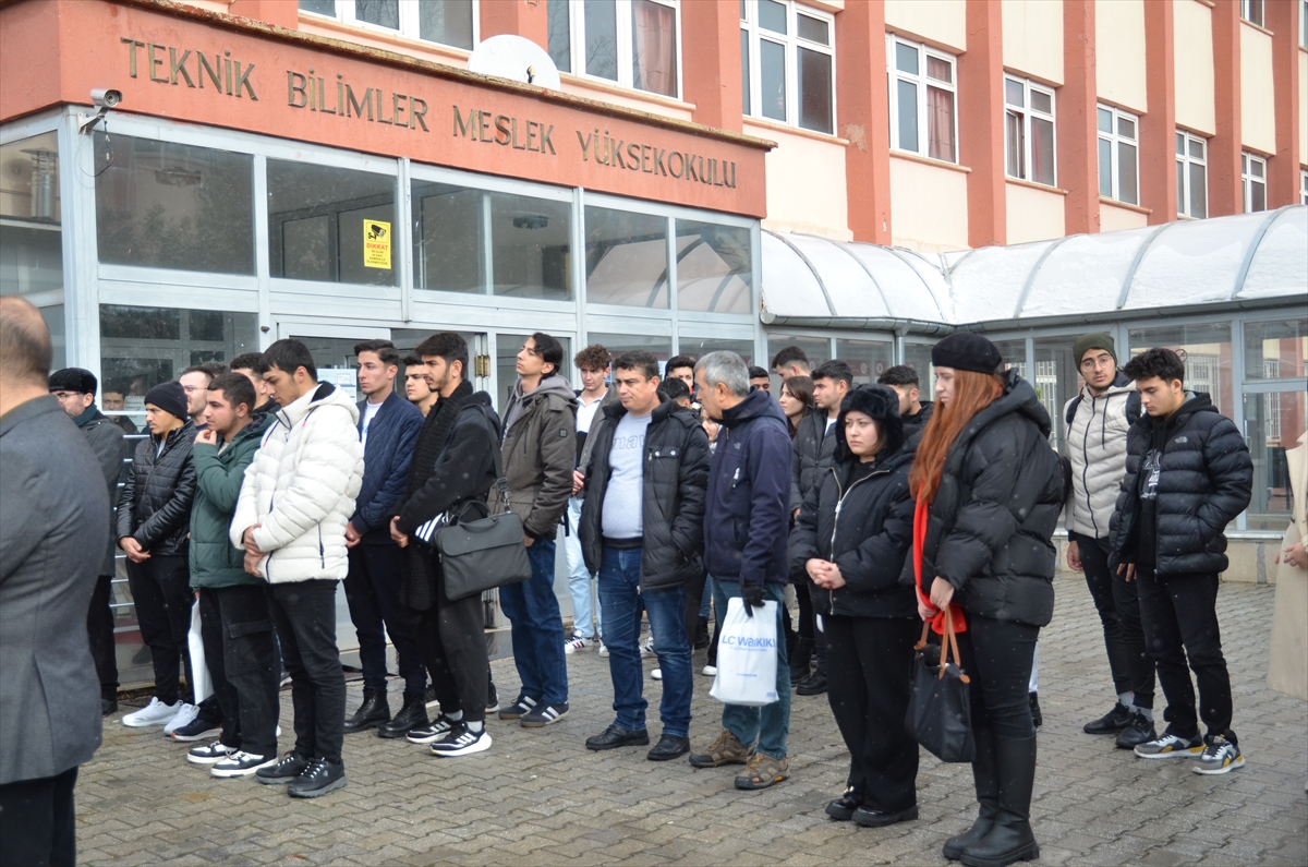 aa-20241230-36616474-36616472-konyada-trafikte-cikan-kavgada-oldurulen-universiteli-genc-taksici-okulunda-anildi.jpg