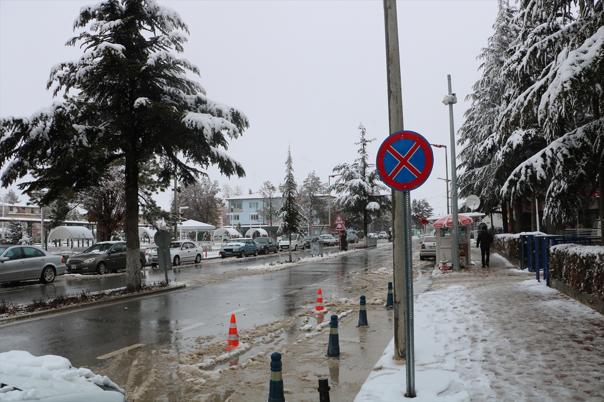 aa-20241230-36618020-36618018-sarayonunde-kar-yagisi-suruyor.jpg