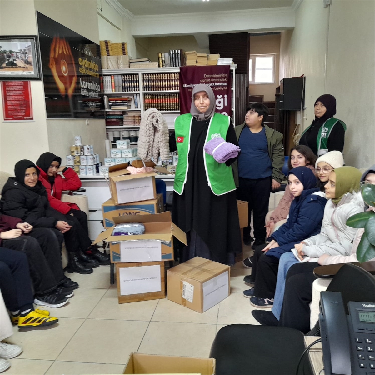 aa-20241230-36618086-36618085-seydisehirde-ogrenciler-ihtiyac-sahipleri-icin-atki-ordu.jpg