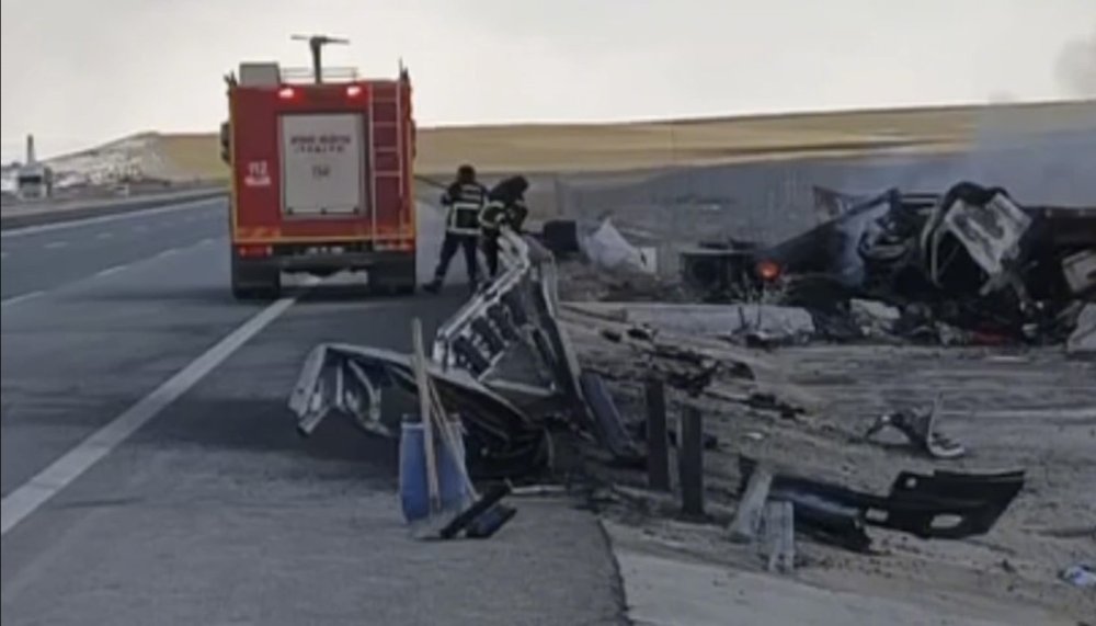 Kamyonetin başına gelmeyen kalmadı! Devrildi, yandı, hurdaya döndü