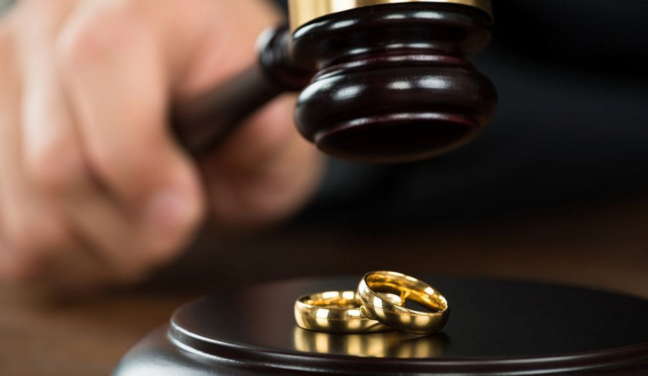 bigstock-divorce-judge-hitting-gavel-on-108860543.jpg