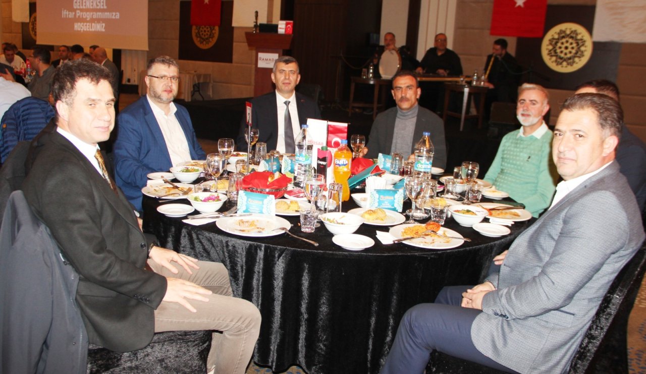 ozdal-karahan-iftara-katilan-protokol-uyeleriyle-birlikte.jpg