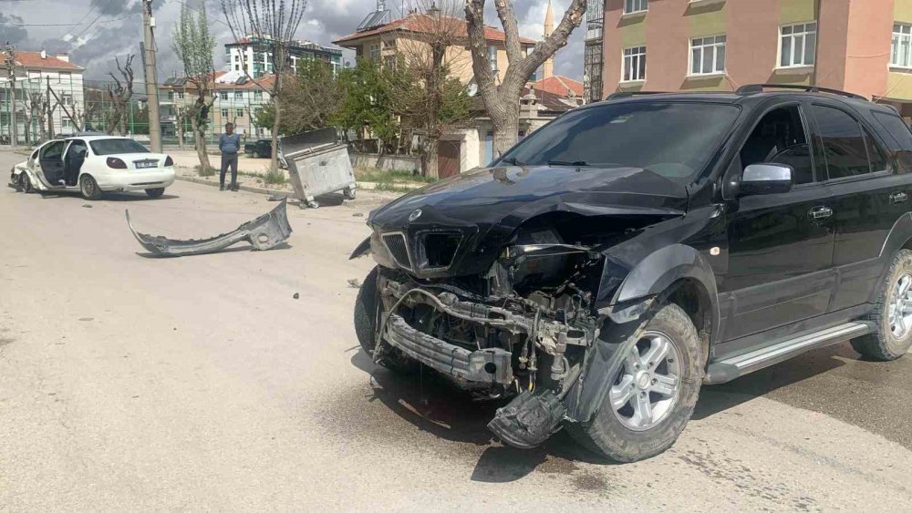 Cip ile otomobil çarpıştı: 2 yaralı