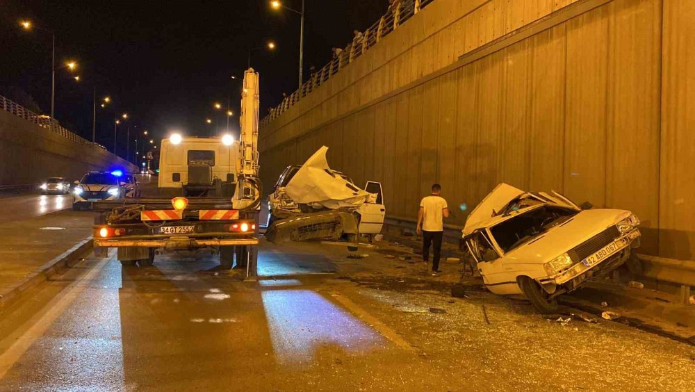 Konya’da Yeni İstanbul Caddesi’nde Feci Kaza! Araçlar Hurdaya Döndü, 6 Yaralı