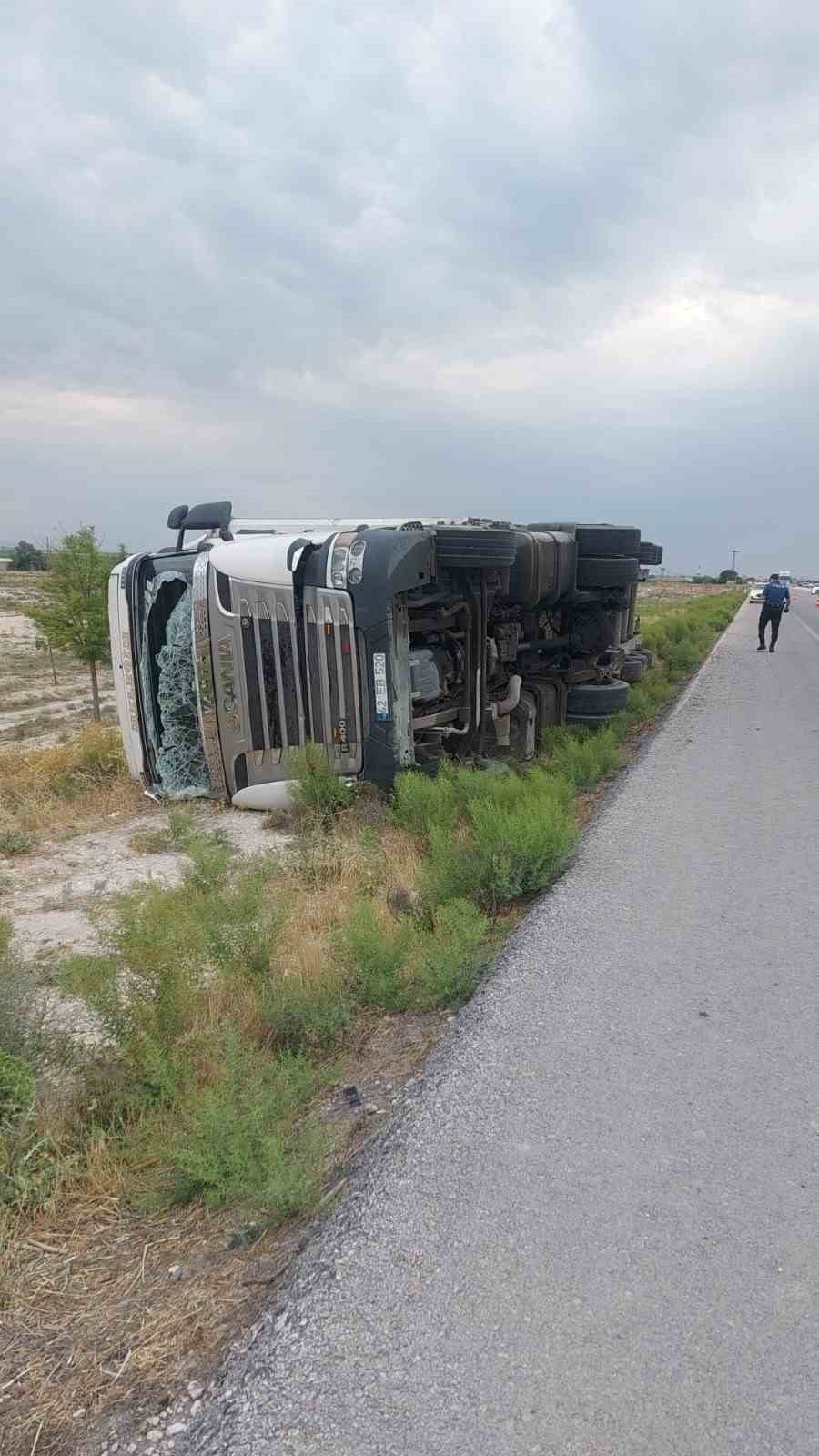 Konya’da un yüklü tır devrildi!