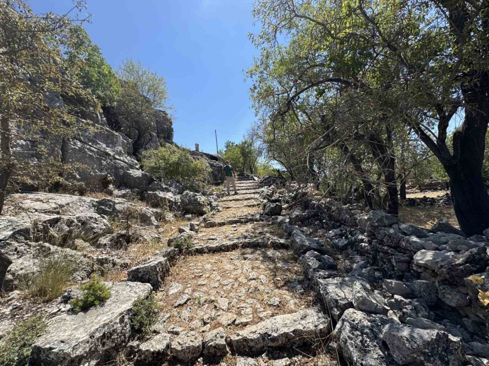 Avrupalılar terk edilen bu köye akın ediyor! Beton yapı yok