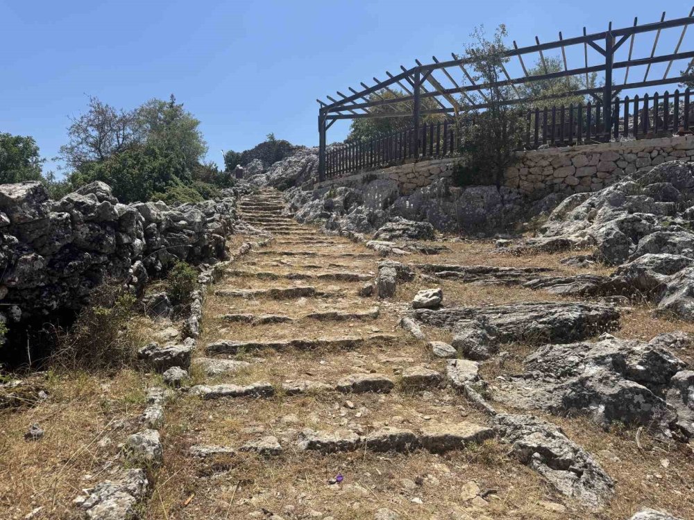 Avrupalılar terk edilen bu köye akın ediyor! Beton yapı yok