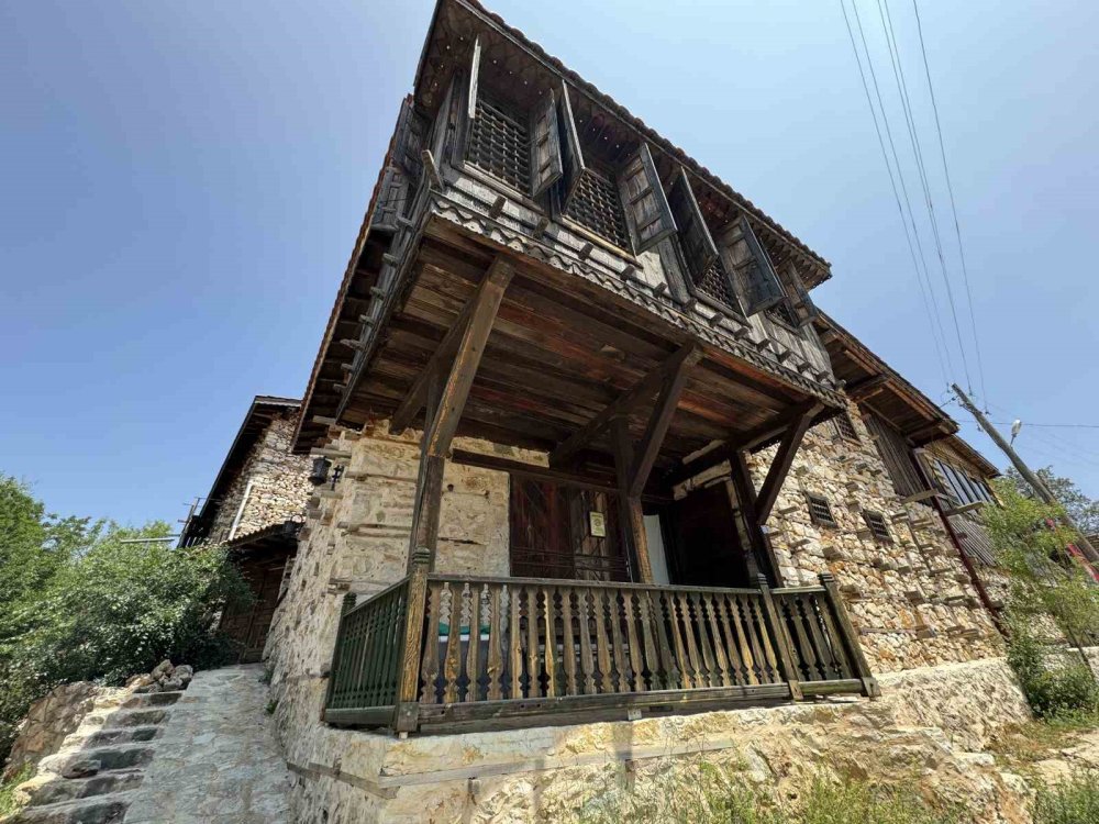 Avrupalılar terk edilen bu köye akın ediyor! Beton yapı yok