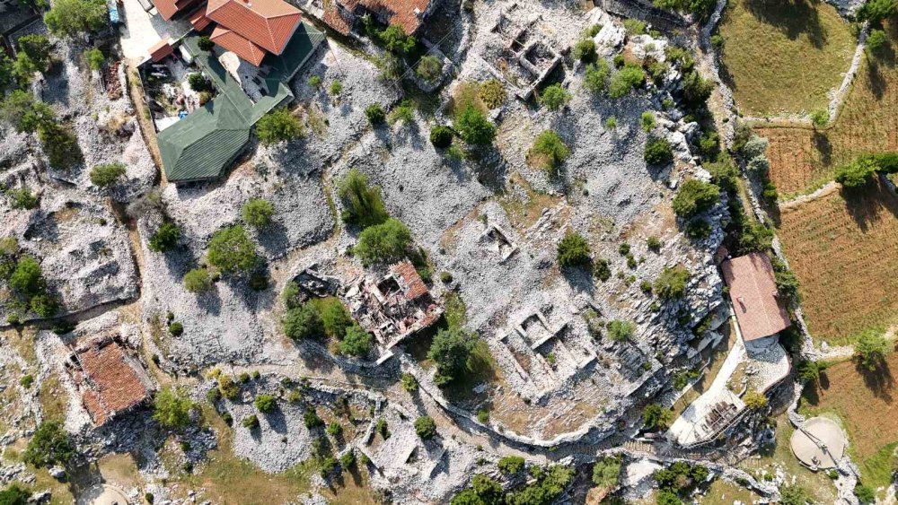 Avrupalılar terk edilen bu köye akın ediyor! Beton yapı yok