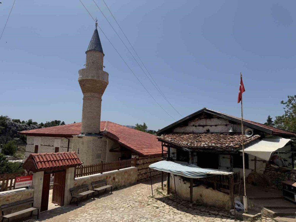 Avrupalılar terk edilen bu köye akın ediyor! Beton yapı yok