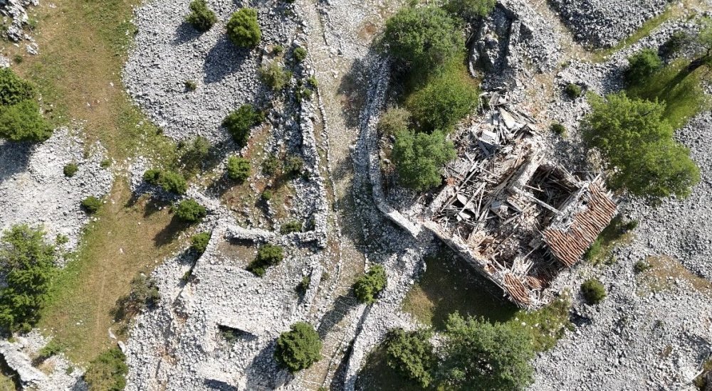 Avrupalılar terk edilen bu köye akın ediyor! Beton yapı yok