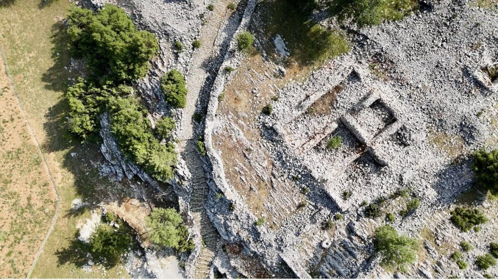 Avrupalılar terk edilen bu köye akın ediyor! Beton yapı yok