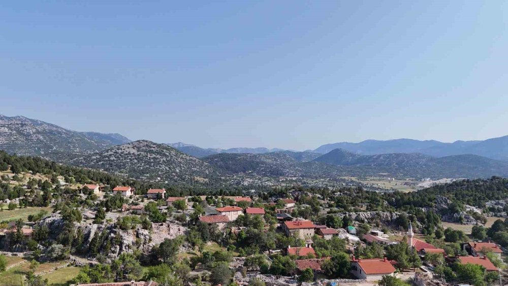 Avrupalılar terk edilen bu köye akın ediyor! Beton yapı yok