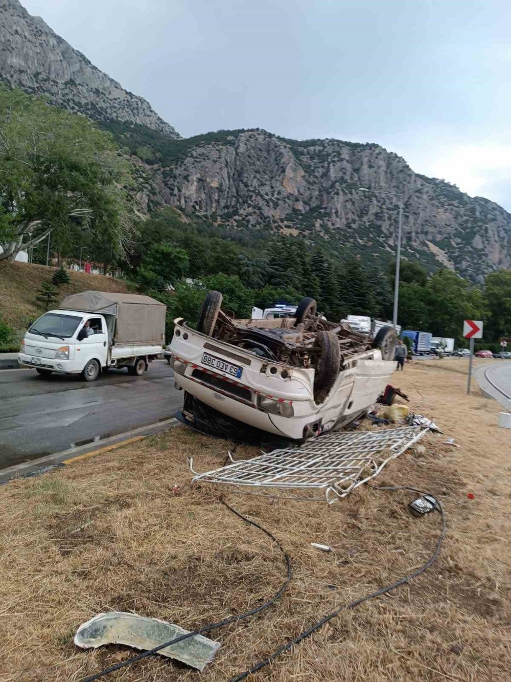 Eğirdir-Konya Yolu’nda minibüs takla attı! 9 yaralı