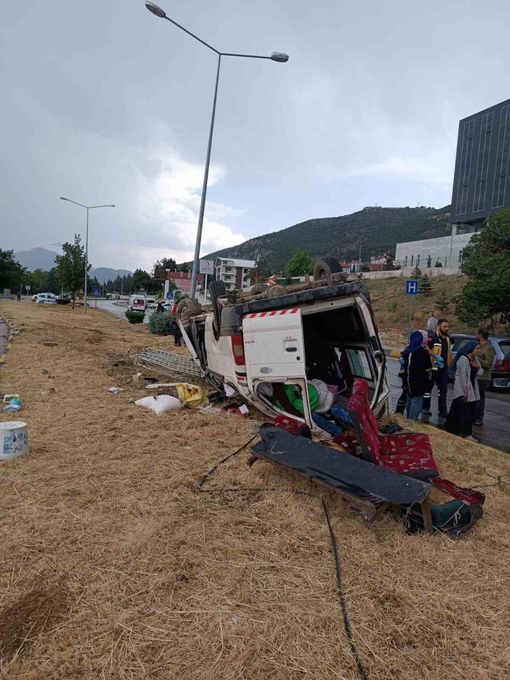 Eğirdir-Konya Yolu’nda minibüs takla attı! 9 yaralı