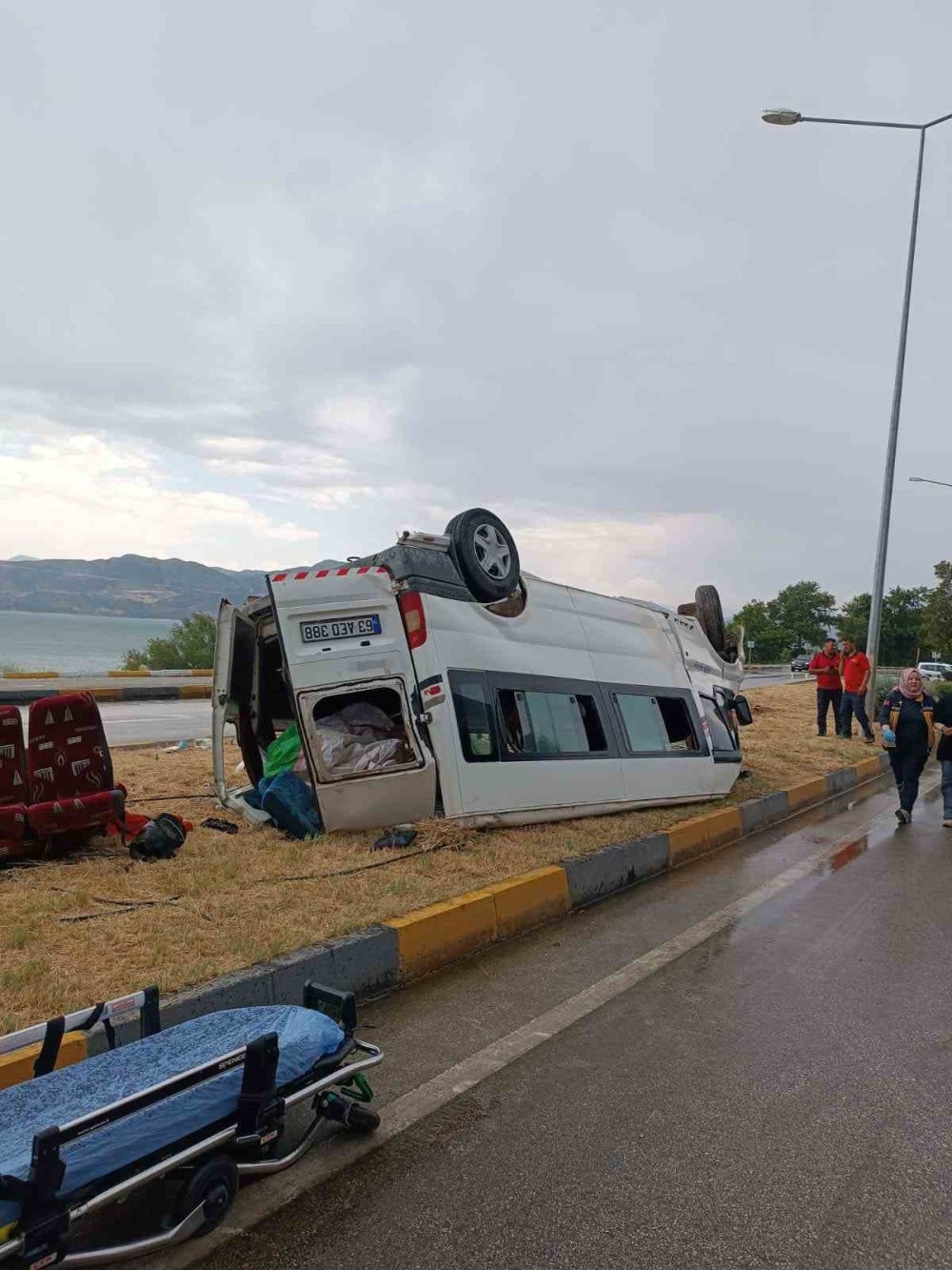 Eğirdir-Konya Yolu’nda minibüs takla attı! 9 yaralı