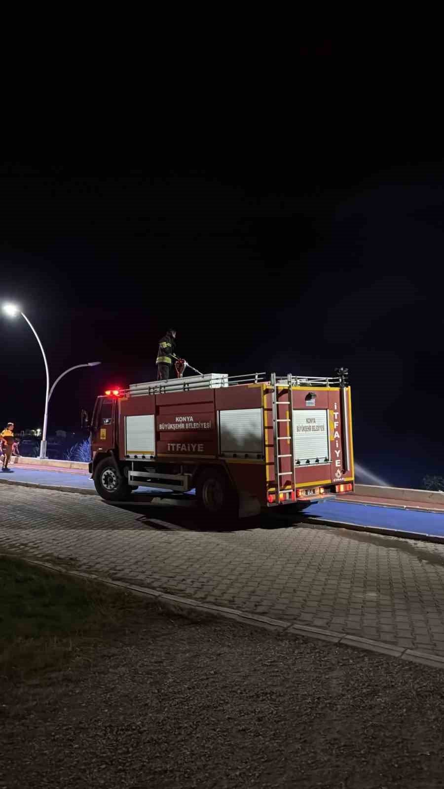 Konya’da tehlikeli oyun! Göl kenarı alev alev yandı
